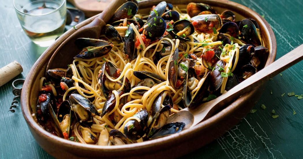 Pasta With Mussels in Tomato Sauce